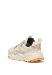 Sneaker con una toma bianca e beige, realizzata con materiali in suede e tessuto. Dettagli notevoli includono un accento grigio e una suola maculata con fondo giallo.