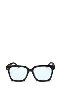 Černé sluneční brýle ve čtvercovém tvaru s průhlednými skly, silnými plastovými rámy a ostrým designem. Na spánku se nachází logo.