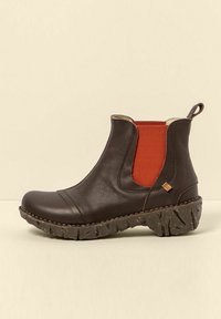 Stivaletto in pelle marrone con pannello elastico arancione, suola texture e cuciture a contrasto. Dotato di un anello per una facile indossabilità.