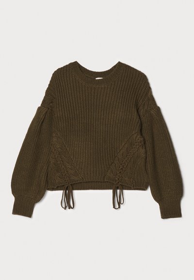 Olivgrüner gestrickter Pullover mit kurzen, voluminösen Ärmeln, verziert mit Zopfmuster-Details an den Seiten und verstellbaren Bindebändern am unteren Saum.