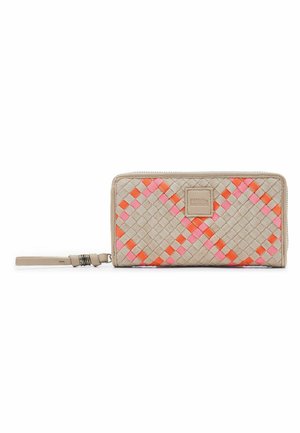 Portefeuille-pochette rectangulaire beige tissé avec motif losanges rose et orange et fermeture éclair, marqué d’un patch logo à l’avant.
