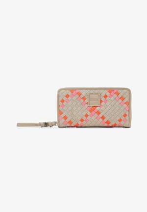 Portefeuille-pochette rectangulaire beige tissé avec motif losanges rose et orange et fermeture éclair, marqué d’un patch logo à l’avant.