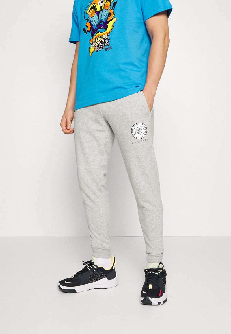 Herren Trainingsanzüge | New Balance HOOPS ESSENTIAL PANT Jogginghose grey/grau - RP15920 Herren Trainingsanzüge | New Balance HOOPS ESSENTIAL PANT Jogginghose grey/grau - RP15920