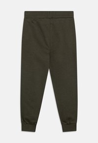 Olivgrön sweatpants med en avsmalnande bendesign, elastisk midja och mudd, tillverkade av mjukt tyg med en enkel och jämn yta.