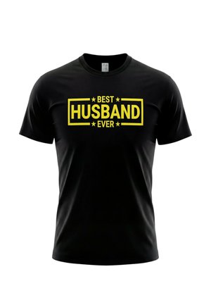 Zwart T-shirt met korte mouwen en gedurfde gele tekst "Best Husband Ever" omkaderd door sterren en rechthoekige lijnen aan de voorkant.