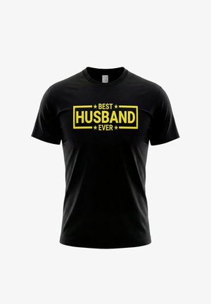 T-shirt noir à manches courtes avec texte jaune audacieux "Meilleur Mari Toujours" encadré par des étoiles et des lignes rectangulaires sur le devant.