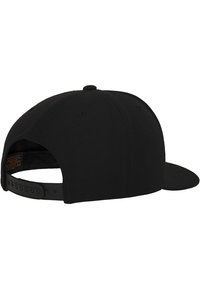 Schwarze Snapback-Cap mit flachem Schild, strukturiertem Oberteil und verstellbarem Kunststoffriemen. Hergestellt aus strukturiertem Stoff mit genähten Nähten.