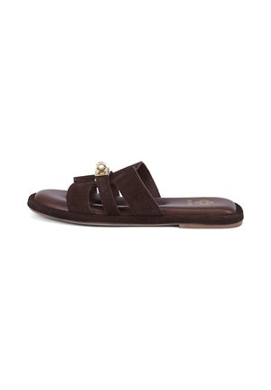 Sandale slide en daim brun foncé pour homme avec double bride et petit détail de boucle métallique dorée, semelle plate et semelle intérieure rembourrée.