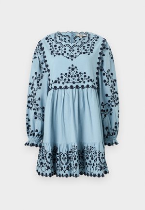 Robe bleu clair à manches longues avec broderie florale bleu marine, bords festonnés, taille froncée et ourlet ainsi que poignets volantés.