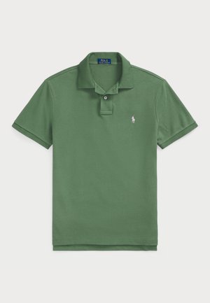 Ciemnozielona koszulka polo z bawełny, z dwiema guzikami przy dekolcie, krótkimi rękawami oraz małym, haftowanym logo na lewej piersi.