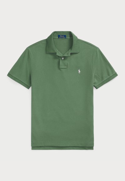 Camisa polo verde escura feita de algodão, com uma pala de botão de dois botões, mangas curtas e um pequeno logótipo bordado no lado esquerdo do peito.