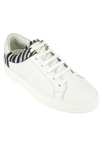 Zapatilla blanca de cuero con un acento de tela a rayas texturizadas en blanco y negro en el cuello, que presenta cordones planos blancos y una suela de goma.