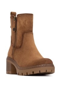 Stivale alla caviglia in suede marrone con una finitura testurizzata, zip laterale e tacco largo. La suola presenta un motivo di battistrada resistente per una buona aderenza.