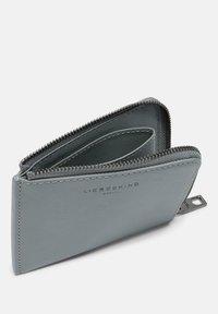 Szary skórzany portfel z zamknięciem na zamek błyskawiczny, z wewnętrznymi kieszeniami na karty i gładką teksturą. Nazwa marki wytłoczona z przodu.