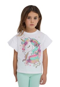 T-shirt bianca a maniche corte con grafica di unicorno con criniera colorata e farfalle, testo stampato "Nato per brillare" e maniche arricciate.