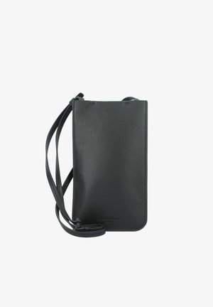 Schwarze Leder-Crossbody-Tasche mit glatter Textur, vertikalem Design und einem langen, verstellbaren Tragegurt; verfügt über ein geprägtes Logo am Boden.