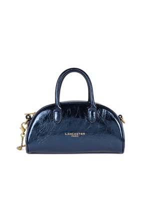 Borse a mano in pelle pattinata blu, di forma arrotondata, con manici superiori doppi, hardware dorato e logo del brand impresso sul fronte. Include una tracolla a catena removibile.