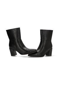 Botas de cuero negras hasta el tobillo con punta afilada y un tacón ancho y macizo. Textura suave y diseño de puño doblado.