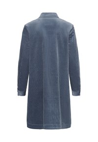 Μπλε βελουτέ παλτό με μακριά μανίκια και μήκος μέχρι το γόνατο, με γιακά και μανσέτες με κουμπιά, εμφανίζεται από την πίσω πλευρά σε λευκό φόντο.