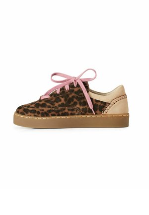 Brązowy sneaker w panterkę z beżowym obcasem, różowymi sznurówkami i grubą brązową podeszwą, widoczny z lewej strony na białym tle.