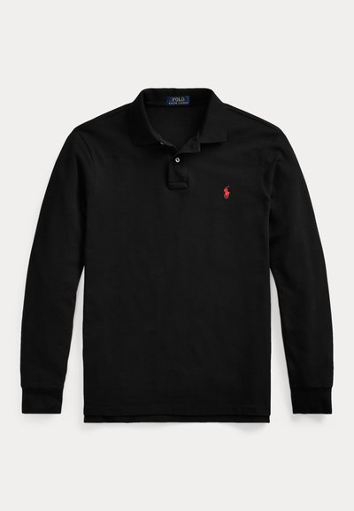 Čierne polo tričko s dlhým rukávom, golierom, dvoma gombíkmi a malým červeným vyšitým logom na ľavej strane hrude.