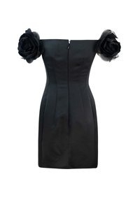 Vestito nero off-the-shoulder con corpino aderente, chiusura con zip e grandi rose di tessuto nere sulle maniche. Texture liscia, lunghezza al ginocchio.