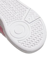 Semelle en caoutchouc blanc avec des motifs texturés, des accents circulaires et un design en chevrons pour une meilleure adhérence. Idéale pour la traction et la durabilité.