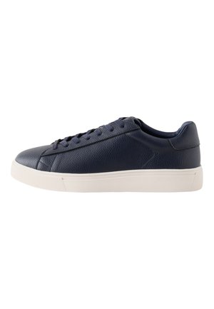 Granatowy niskoprofilowy skórzany sneaker z białą gumową podeszwą i granatowymi sznurowadłami widziany z boku.