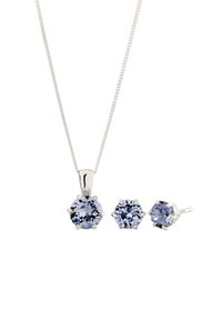 Sølv smykkesæt med vedhæng og matchende øreringe med runde lyseblå ædelsten, hver fastholdt af seks-klo-indfatninger.