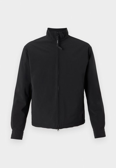 Čierna mikina na zips s vysokým golierom, dlhými rukávmi a minimálnym zdobením, zobrazená na jednoduchom bielom pozadí.