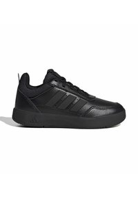 Μαύρο χαμηλό sneaker με κορδόνια μπροστά, επάνω μέρος από ανάγλυφο δέρμα, επενδεδυμένο κολάρο και τρεις παράλληλες ρίγες στο πλάι.