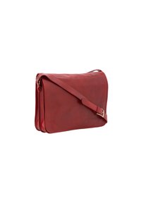 Borsa a tracolla rossa in pelle con texture liscia, cinturino regolabile e chiusura a patta. Caratterizzata da cuciture minime e un design sottile.