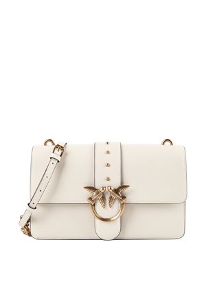Weiße Leder-Schultertasche mit verstellbarem Riemen, goldfarbenem vogel-förmigem Verschluss und dekorativen Nieten auf der Vorderklappe.