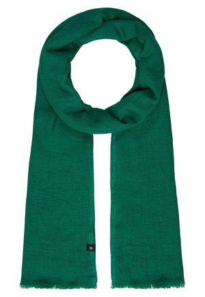 Blødt, langt grønt tørklæde med diskrete frynser i kanten og en lille sort mærkat syet nær bunden på den ene side.