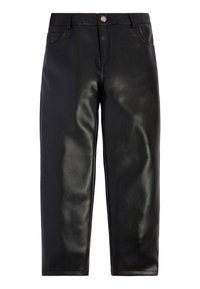 Pantalones de imitación de cuero negros con un corte recto, que cuentan con un cierre de botón plateado, bolsillos frontales y una textura lisa y brillante.