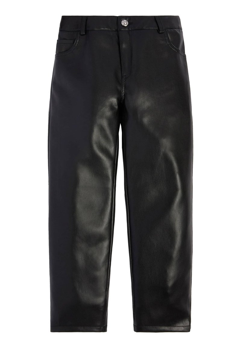 Pantalones de imitación de cuero negros con un corte recto, que cuentan con un cierre de botón plateado, bolsillos frontales y una textura lisa y brillante.