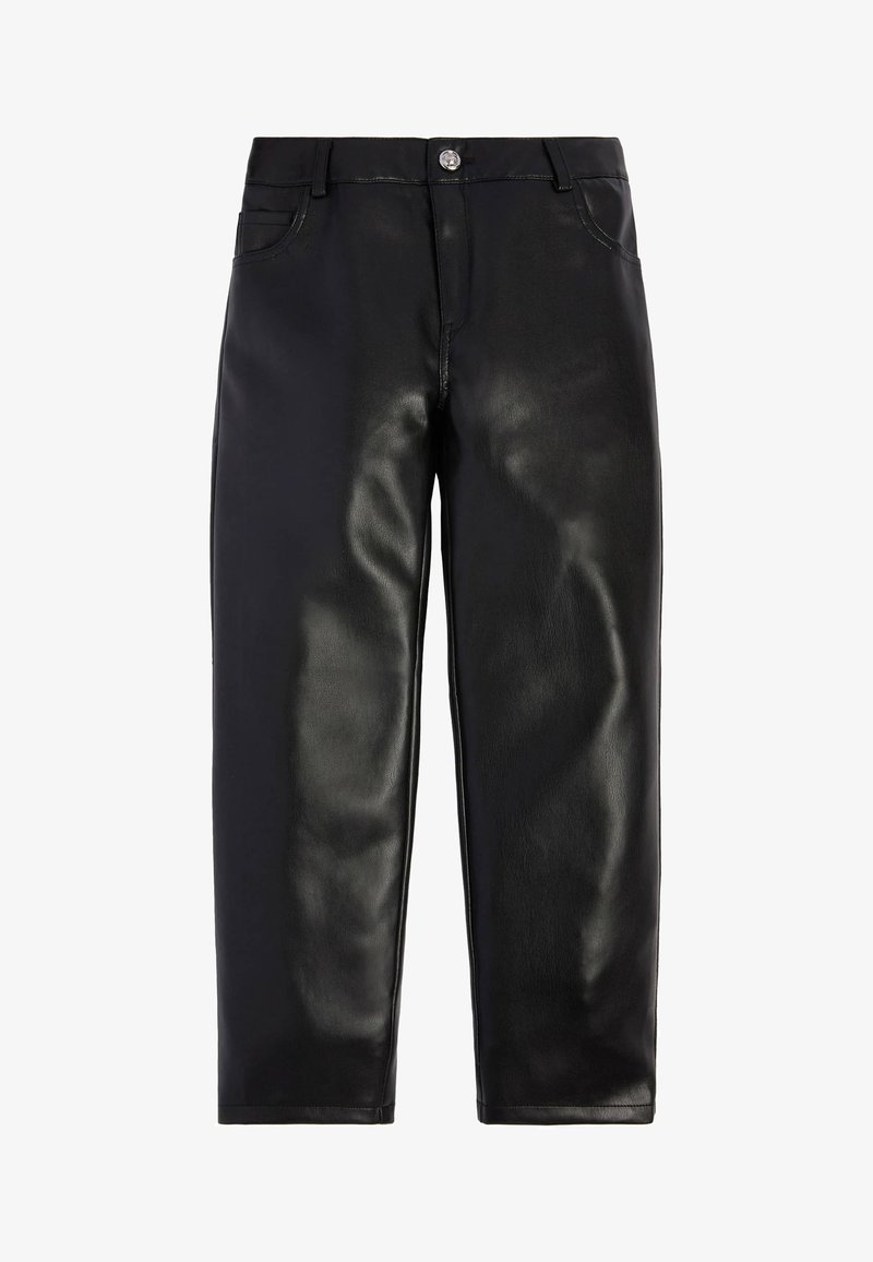 Pantalones de imitación de cuero negros con un corte recto, que cuentan con un cierre de botón plateado, bolsillos frontales y una textura lisa y brillante.
