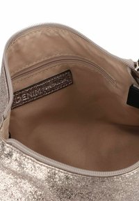 Zilveren glitter clutchtas met een gladde, glanzende buitenkant. Binnenin bevindt zich een beige stoffen voering met een ritsvak en een merketiket.