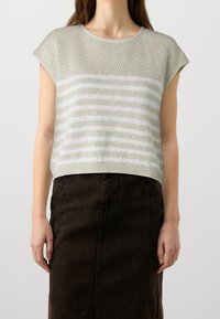 Sweter w paski w jasnoszarym i białym kolorze, z krótkimi rękawami i prążkowanym wykończeniem, w połączeniu z ciemnobrązową spódnicą dżinsową.