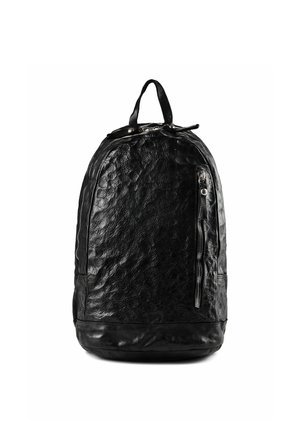 Sac à dos en cuir noir texturé avec une poche zippée verticale à l'avant et une poignée de transport supérieure sur fond blanc.