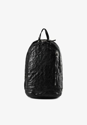 Zaino in pelle nera strutturata con tasca frontale verticale con cerniera e maniglia superiore su sfondo bianco.