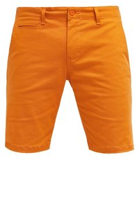 Shorts en coton orange à coupe droite, dotés d'une fermeture à bouton, de passants de ceinture et d'une poche latérale. Texture lisse avec des détails de couture.