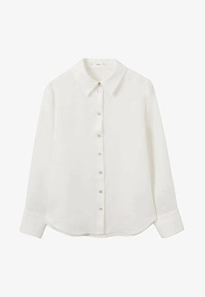 Hvid skjorte med lange ærmer og knapper, med spids krave og hvide og beige knapper, vist på en ensfarvet baggrund.