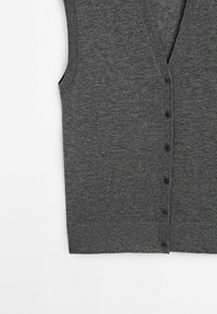 Gilet tricoté sans manches gris foncé avec boutons et col en V, posé à plat sur un fond blanc.