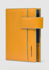 Gele leren map met blauwe accenten en stiksel. Voorzien van een veilige sluiting en meerdere vakken voor documenten of kaarten.