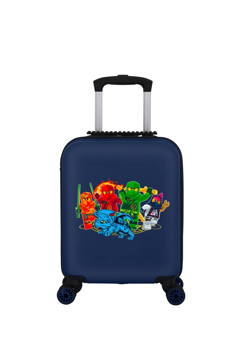 Valigia rigida blu navy con grafiche colorate di ninja e creature, manico estraibile e quattro ruote nere per la mobilità.