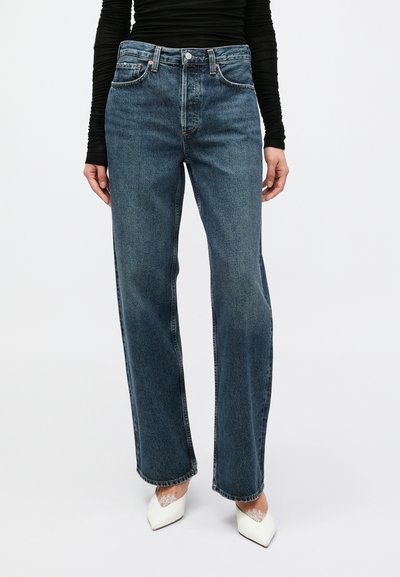 High-waisted wijdere jeans in mediumblauwe denim met een vervaagde afwerking, voorzien van vijf zakken en contraststiksels.