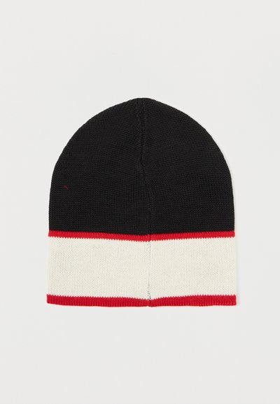 Gorro de malha preto com uma faixa horizontal branca e vermelha na borda inferior. Textura suave, design de topo arredondado.
