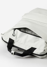 Zaino in tessuto grigio chiaro con cerniera superiore, dettagli neri, tasca interna con cerniera e doppi manici in tessuto nero.