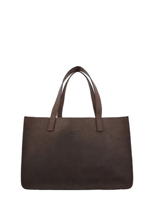 Donkerbruine leren tote bag met twee hengsels en een subtiel blindgeperst merklogo middenvoor.